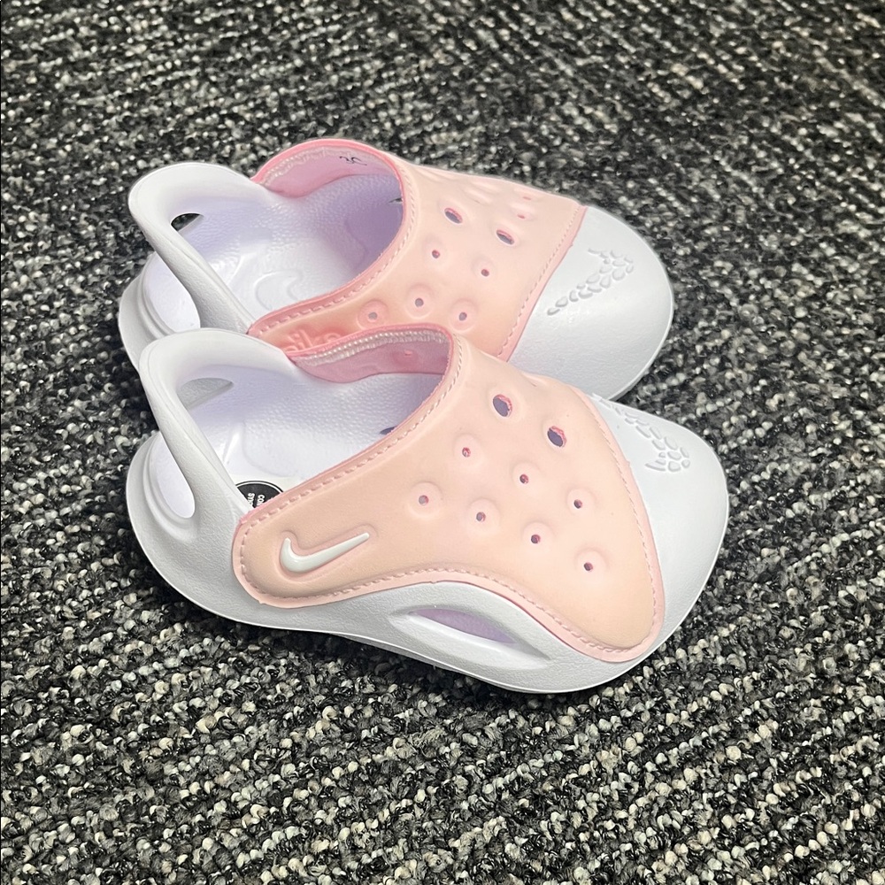 NWOT Nike sandals/3C